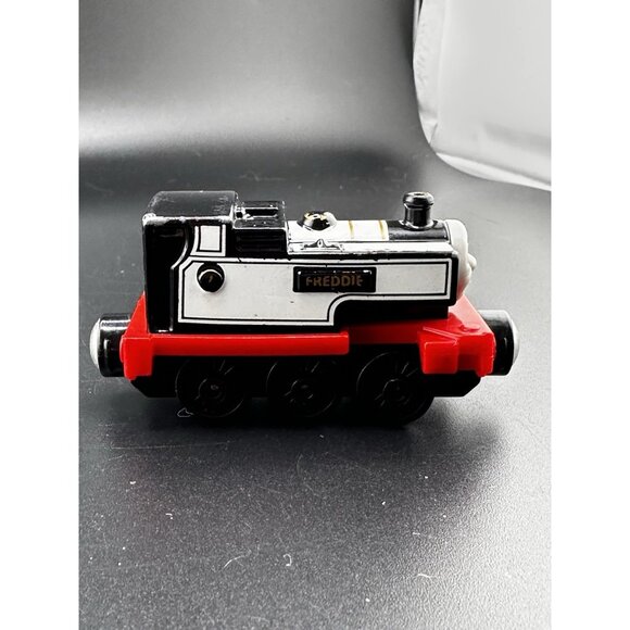 Fearless Freddie Thomas Friends Train Diecast 2013 Take Along N Play Round Mag - Picture 5 of 8